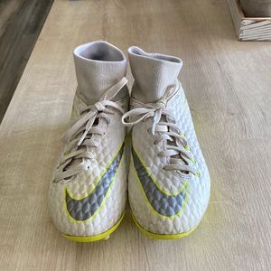 Nike cleats Size 4Y but i think they should fit size 5Y also.